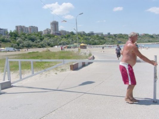 Mitrea păzeşte plaja Modern, să nu intre maşinile pe nisip